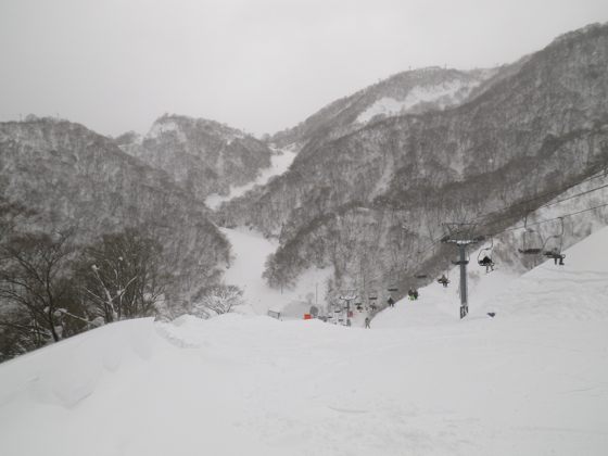 今日は第10リフトは動いていませんでしたので、第9リフトも混雑しました。