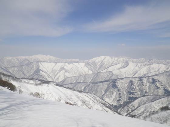山頂より上谷山、三国岳方面を望む。