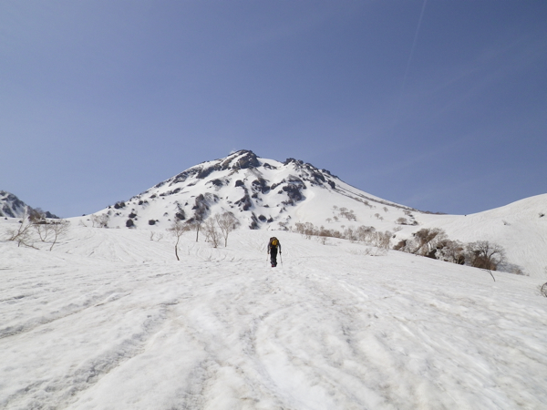 5月の晴天に恵まれ、広大な焼山北面溶岩台地の滑降を楽しみました。