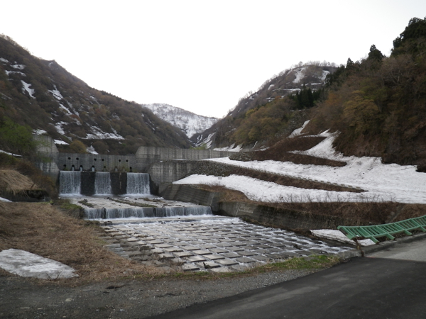 林道入口、火打山川にかかる橋を渡るとすぐにシール登高となった。