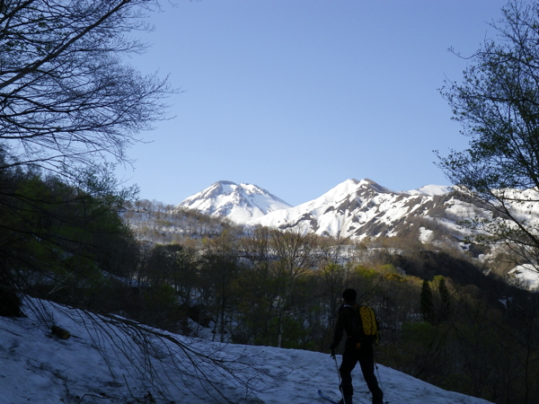 台地の登り上がると焼山が望まれる。まだまだ遠い。