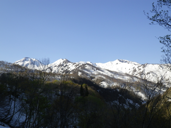 焼山から昼闇山への連なり。