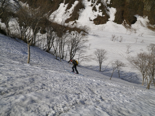 アマナ平から溶岩台地への取付。