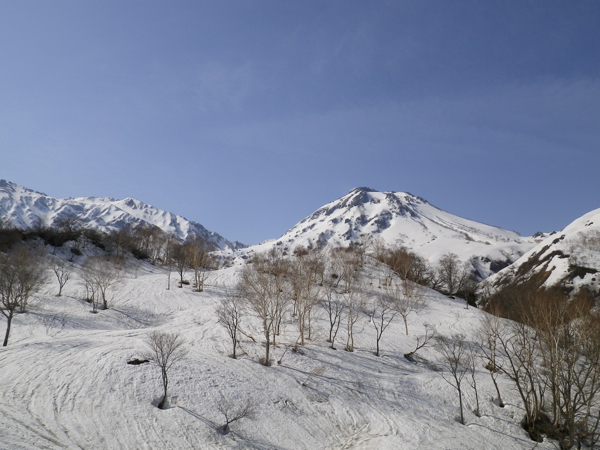 アマナ平から急斜面を登り上がると焼山が大分近くなった。