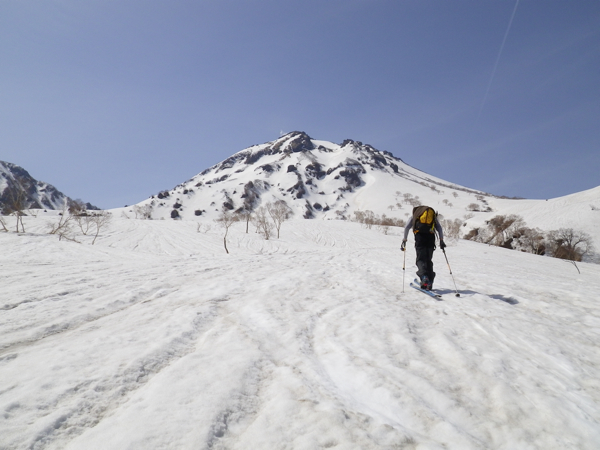 広大な溶岩台地を登る。