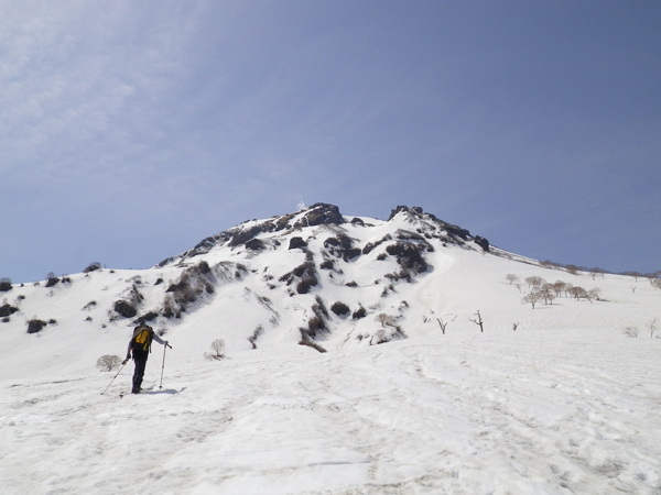 大曲付近より山頂を望む。山頂から昇る水蒸気が確認できる。