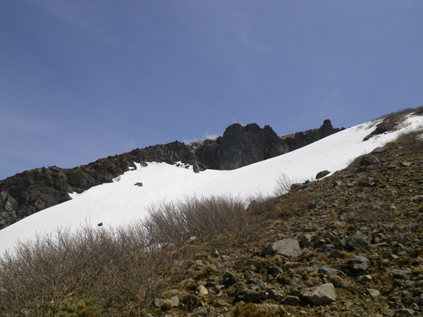 水蒸気を上げる東峰。