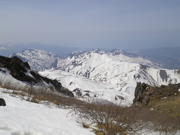 中央の白い山が昼闇山。