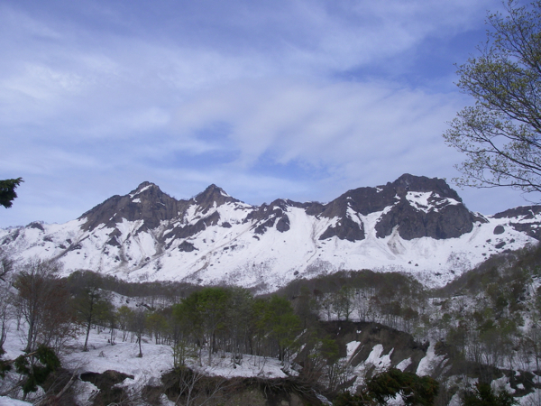 アケビ平の上部より、阿彌陀山、烏帽子岳。