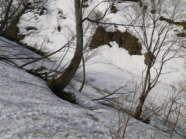 880m付近で右岸尾根を乗越し、雪に埋もれた昼闇谷に降りる。