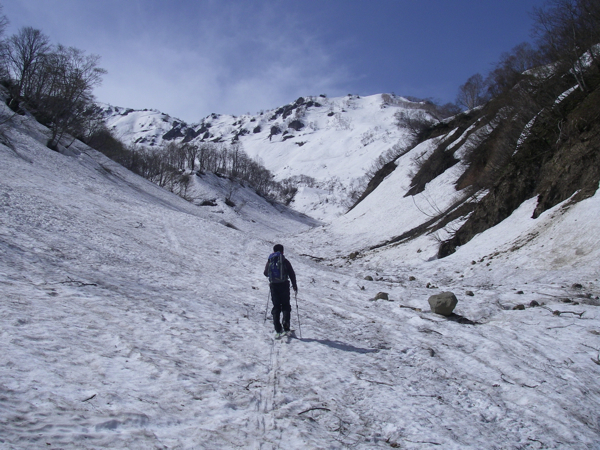 左岸からの落石に注意、950m付近。