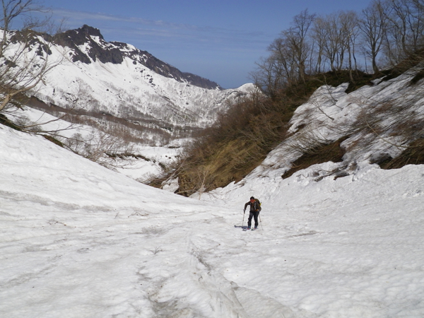 狭まった昼闇谷を登る。両岸からの雪崩に注意。