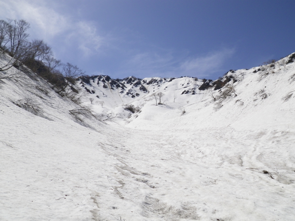 1,250m付近を過ぎると、広大な昼闇山のカール状地形が広がる。