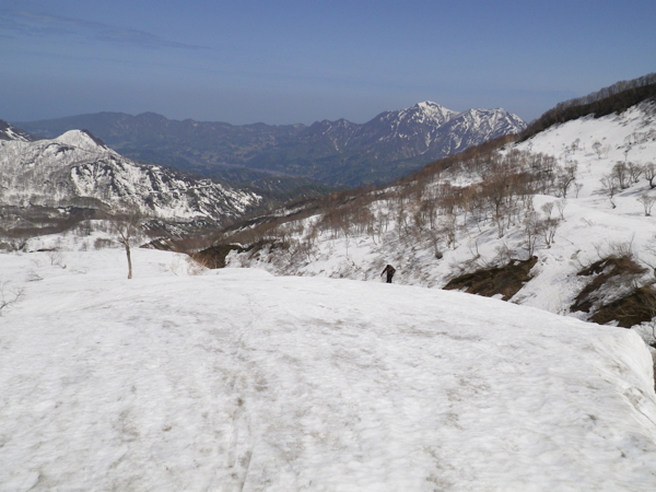カール中央の台地状尾根に登り上がる。