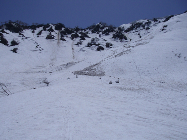 デブリの直前まで登る。