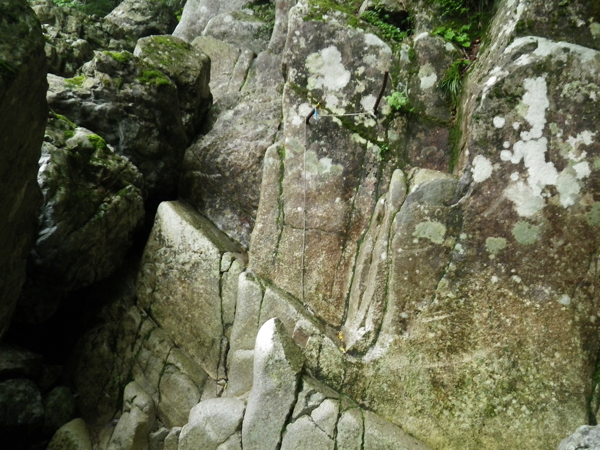 一ノ滝手前の岩場。登山靴だと少し厄介だ。