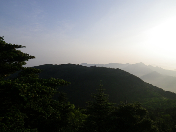 八経ヶ岳山頂より弥山を望む。