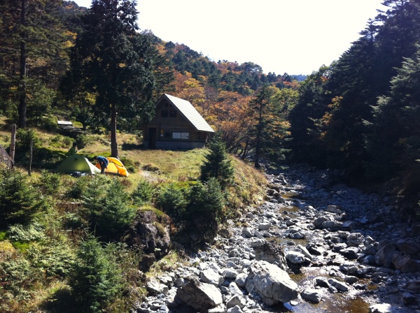 狼平避難小屋は無事だったが、川床は50cm程えぐれたようだ。狼平避難小屋あたりも紅葉が始まっている。