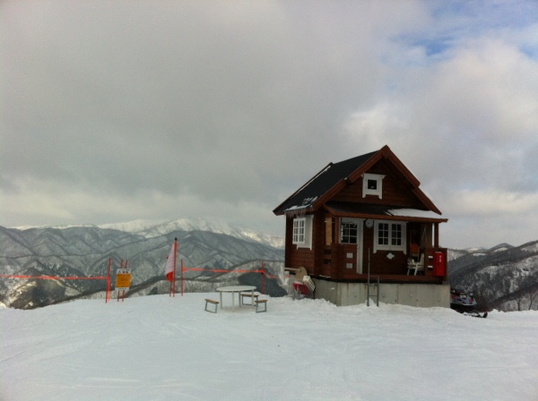 第9リフト上部にパトロール小屋ができた。