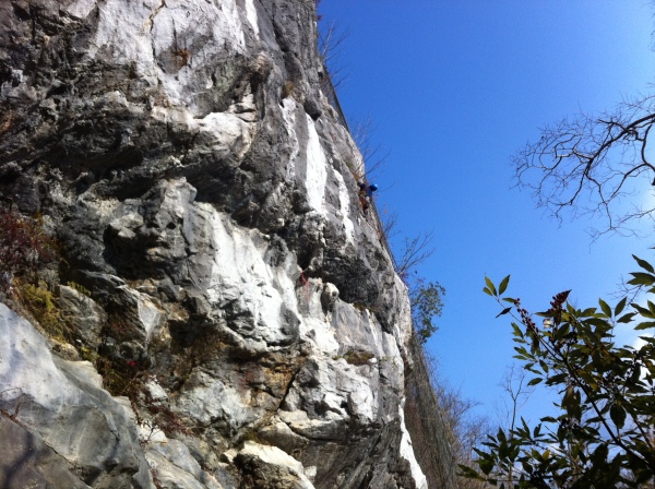 久しぶりの外岩、白嵓（しらくら）に行ってきました。穏やかな晴天に恵まれ，陽だまりの中クライミングを楽しみました。