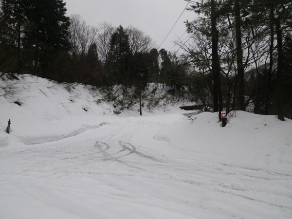 県道274号、除雪終了地点。