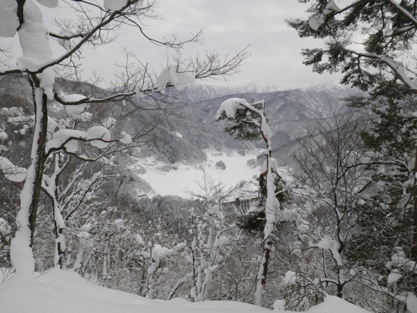 広野ダムのダム湖は完全に氷結した。
