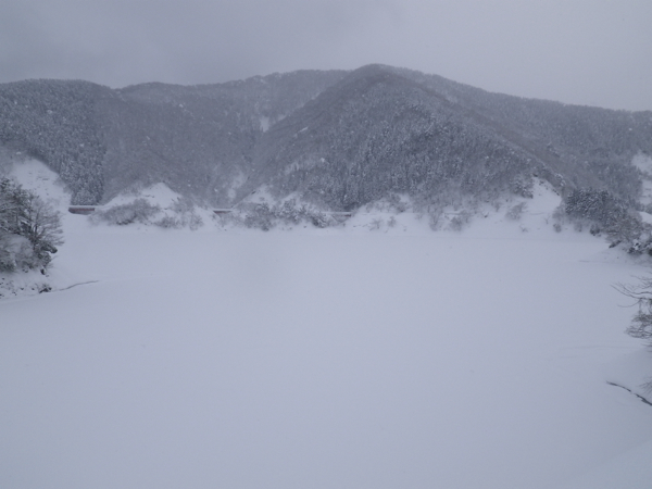 氷結したダム湖。
