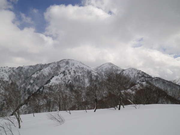 912mPから美濃俣丸方面。正面奥が美濃俣丸本峰。右側のピークを越えていく。