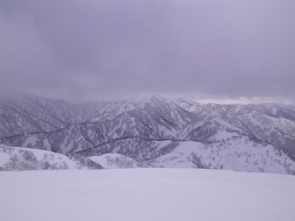 美濃俣丸山頂から三周ヶ岳方面。
