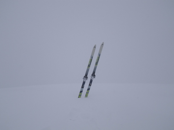 三周ヶ岳山頂。完全にホワイトアウト。