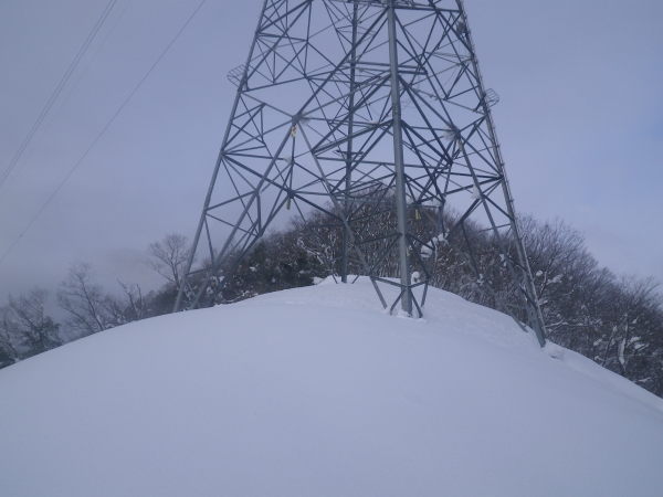 3年前にはなかった送電線の鉄塔が完成していた、360m付近。